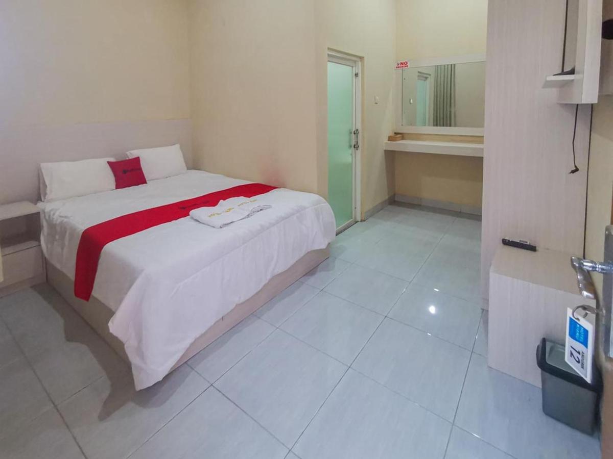 Reddoorz Near Pantai Pancer Door Pacitan Hotel Exterior photo